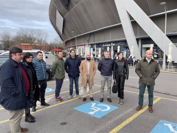 Reunión del portavoz de Foro Asturias en Gijón, Jesús Martínez Salvador,  junto a otros responsables del partido, con los dueños de bajos comerciales y hosteleros del estadio de El Molinón (Gijón)