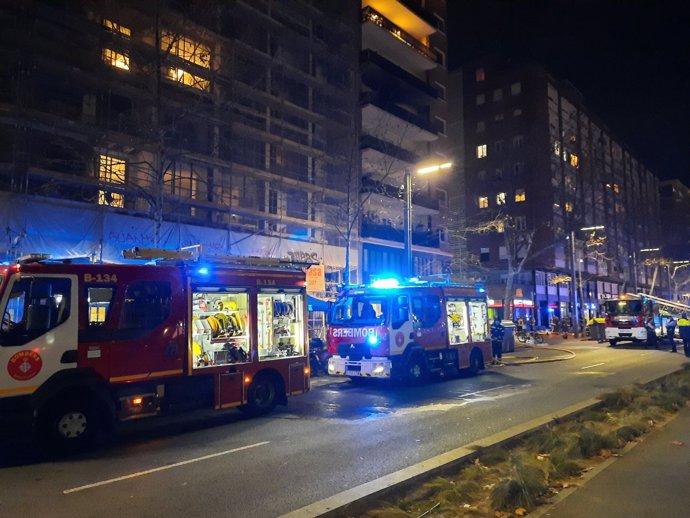 Bombers de Barcelona en el edificio afectado.