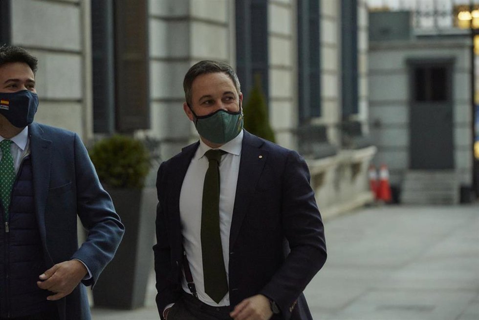 El presidente de Vox, Santiago Abascal (d), a su llegada a una sesión plenaria en el Congreso de los Diputados, a 15 de febrero de 2022, en Madrid (España). 