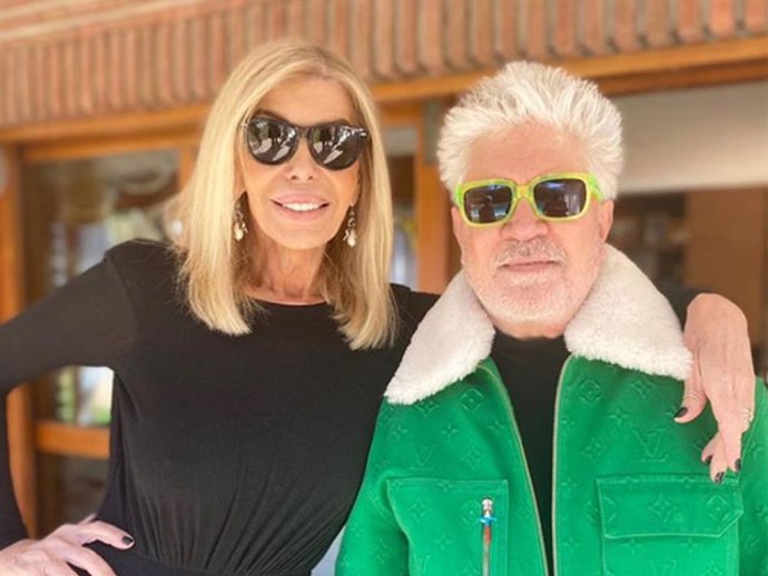 Bibiana Fernández junto a Pedro Almodóvar en su fiesta de cumpleaños