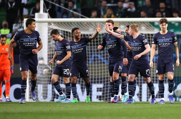 Los jugadores del Manchester City celebran uno de sus goles ante el Sporting de Portugal en la ida de octavos de la Liga de Campeones 2021-2022