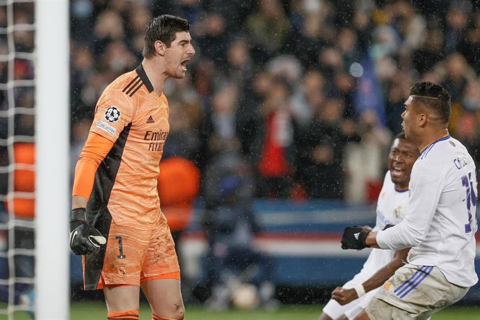 Courtois celebra con Casemiro y Alaba su parada en el penalti a Leo Messi en el PSG-Real Madrid de la Liga de Campeones 2021-2022
