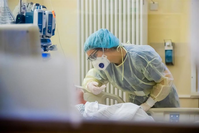 Archivo - Una trabajadora sanitaria atiende a un paciente con coronavirus en un hospital de Alemania