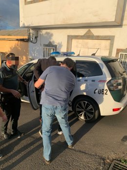 Agentes de la Guardia Civil detienen al presunto agresor del conductor de guagua en la estación de Gáldar