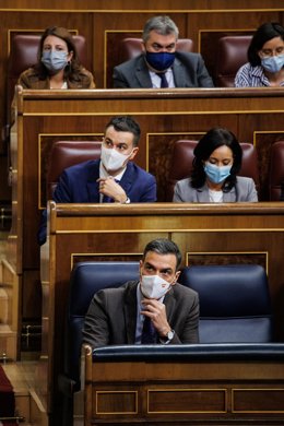 El portavoz del Grupo Parlamentario Socialista, Héctor Gómez (arriba) y el presidente del Gobierno, Pedro Sánchez (abajo), en una sesión plenaria en el Congreso de los Diputados, a 3 de febrero de 2022, en Madrid (España). Durante el pleno, han abordado