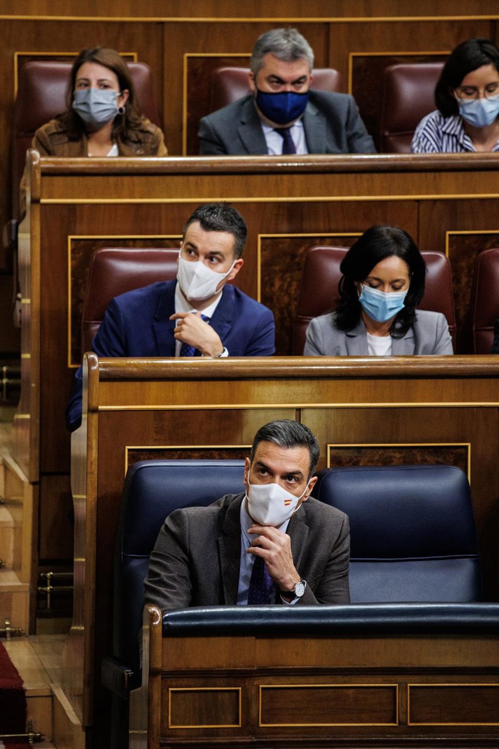 El portavoz del Grupo Parlamentario Socialista, Héctor Gómez (arriba) y el presidente del Gobierno, Pedro Sánchez (abajo), en una sesión plenaria en el Congreso de los Diputados, a 3 de febrero de 2022, en Madrid (España). Durante el pleno, han abordado