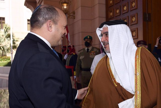 El primer ministro y príncipe heredero de Bahréin, Salmán bin Hamad al Jalifa (d), recibe en Manama al primer ministro de Israel, Naftali Bennett (i)