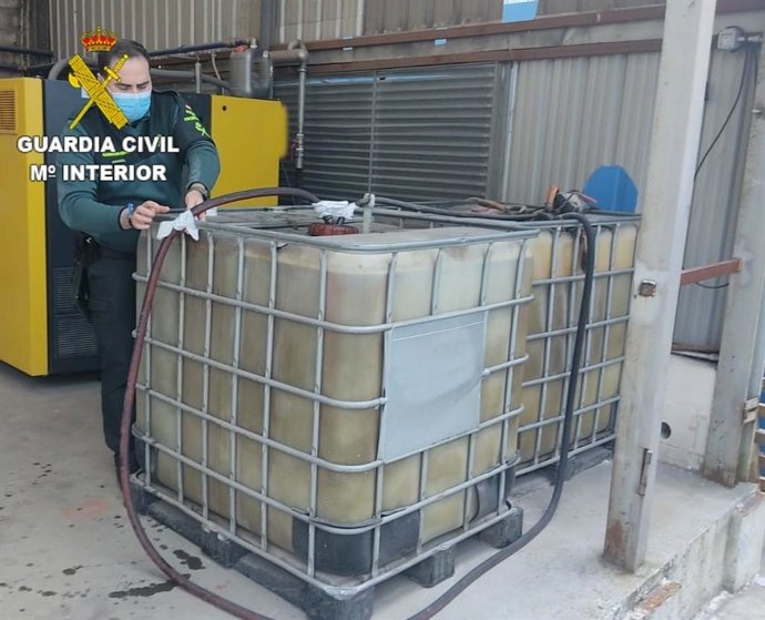 Imagen de los litros de gasóleo tipo B intervenidos por la Guardia Civil en Boiro (A Coruña).