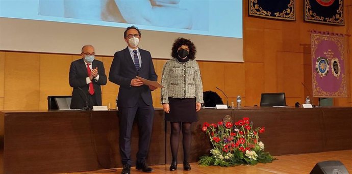 Recibe el premio Antonio Cózar, uno de los autores del trabajo galardonado junto a la directora de Fundación Hefame, Enriqueta Fernández