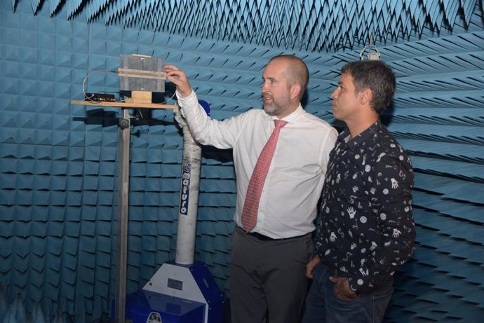 Fotografías de José Antonio López Pastor, junto a la antena radar wifi que ha desarrollado y con su director de tesis en la cámara anecoica de la Escuela de Telecomunicación.