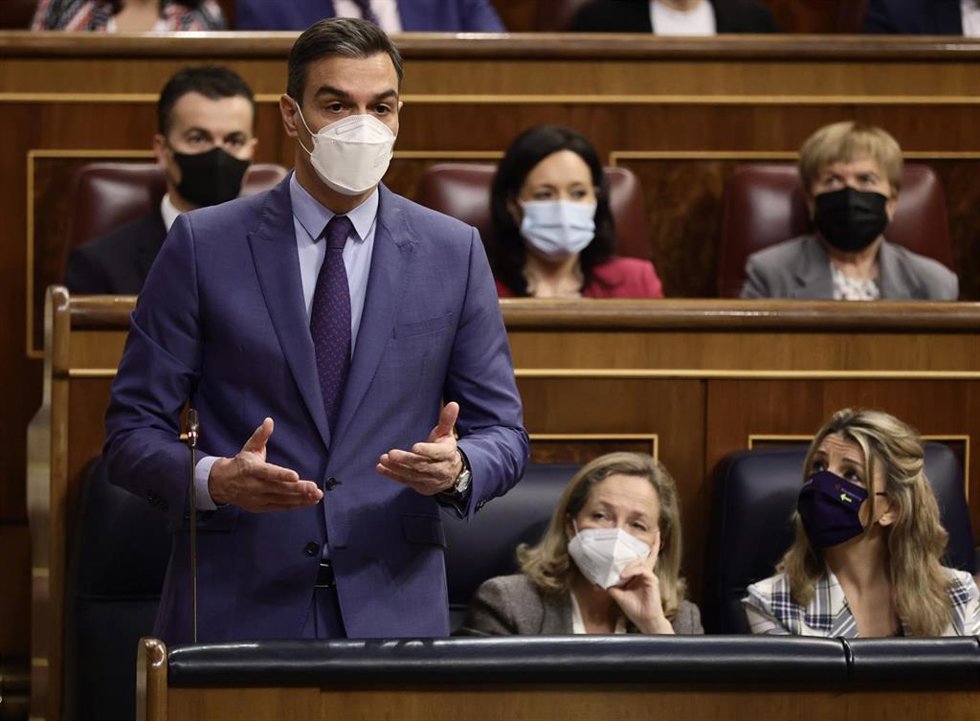 El presidente del Gobierno, Pedro Sánchez, interviene en una sesión plenaria en el Congreso de los Diputados, a 16 de febrero de 2022.