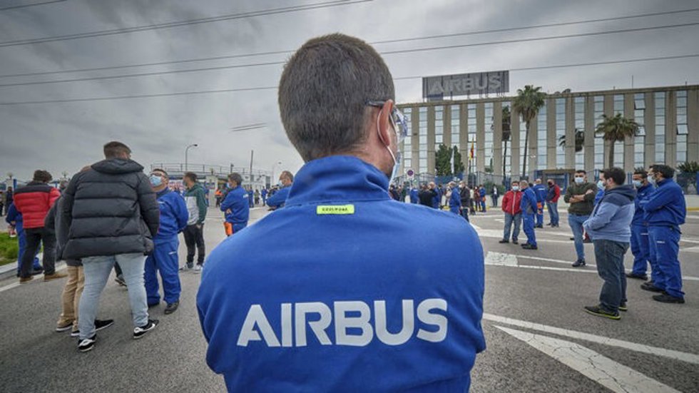 Archivo - Trabajadores de Airbus.