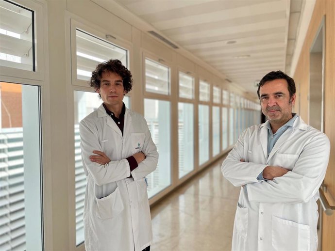 Los doctores Adolfo López y Tomás Toledo de Quirónsalud.