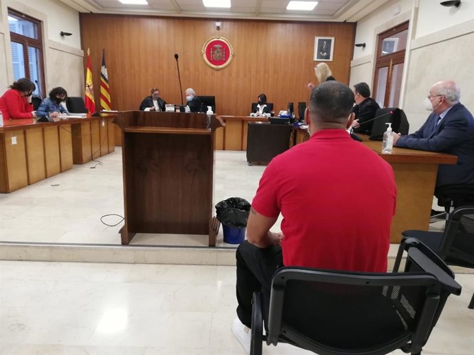Sentado en la Audiencia, el acusado de intentar matar a otro hombre en una discusión en un bar de Palma.