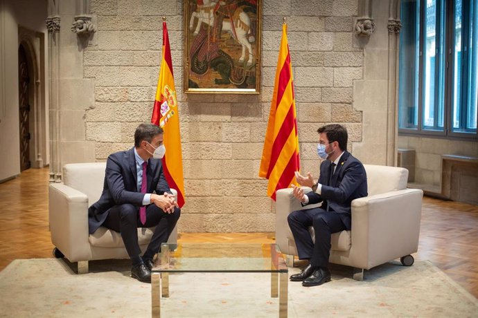 Archivo - El presidente del Gobierno, Pedro Sánchez, y el de la Generalitat, Pere Aragons, se reúnen en el Palau de la Generalitat antes de que se celebre la segunda reunión de la mesa del diálogo entre el Gobierno central y el Govern catalán. ARCHIVO.