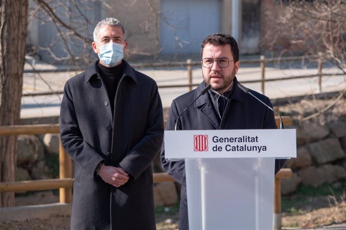 El presidente de la Generalitat, Pere Aragonés, interviene en su visita a las obras de rehabilitación de la Escola Santa Maria-ZER Serra Llarg, a 28 de enero de 2022, en Castelló de Farfanya. ARCHIVO.