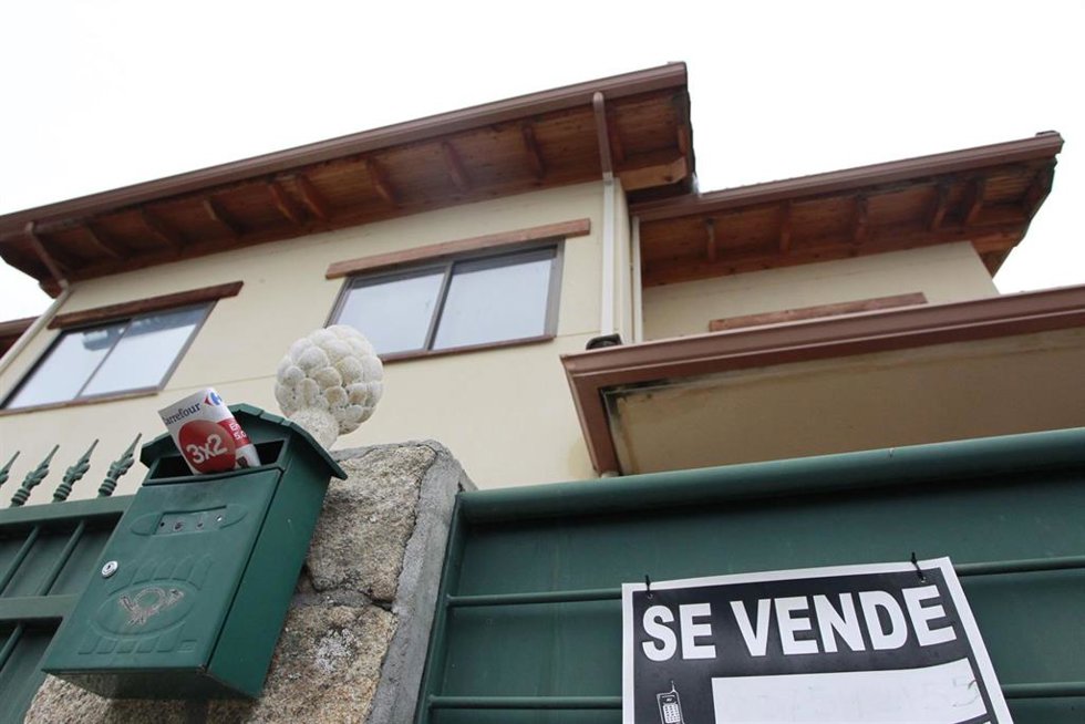 Archivo - Una vivienda con un cartel de 'Se vende'.