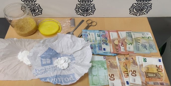 Droga y dinero incautado tras los registros en dos viviendas de Dos Hermanas.