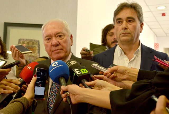 A la izquierda de la imagen, el presidente del Consejo General de Enfermería, Florentino Pérez Raya, acompañado por el presidente de SATSE, Manuel Cascos.