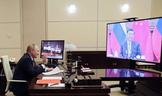 Archivo - Vladimir Putin y Xi Jinping, reunidos por videoconferencia el 15 de diciembre de 2021