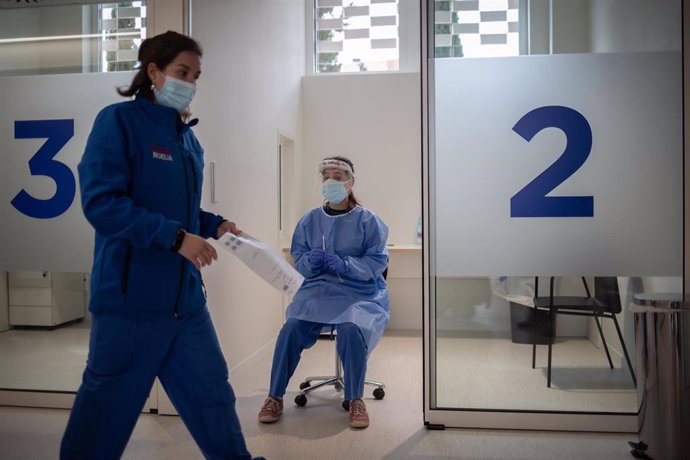 Archivo - Dos profesionales sanitarios, en el edificio Garbí-Vall de Hebrón, en Barcelona, Catalunya (España), a 16 de febrero de 2021