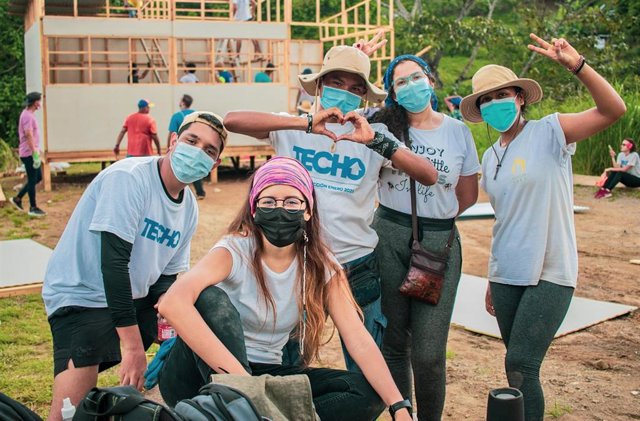 Voluntarios de la organización Techo