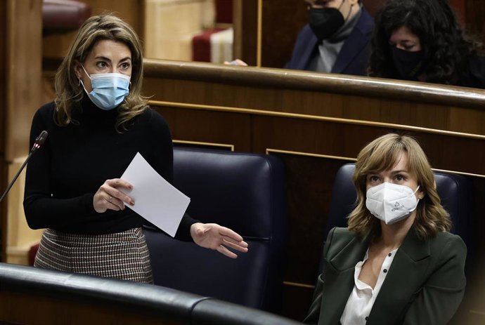 La ministra de Transportes, Movilidad y Agenda Urbana, Raquel Sánchez, interviene en una sesión plenaria en el Congreso de los Diputados, a 2 de febrero de 2022