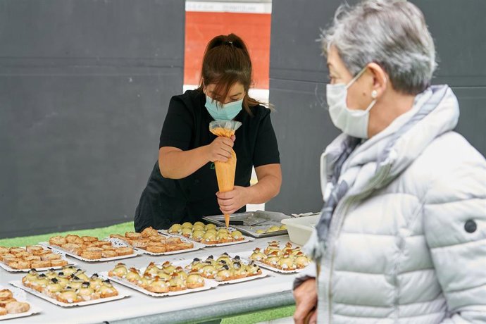 Archivo - Una camarera elabora pintxos.