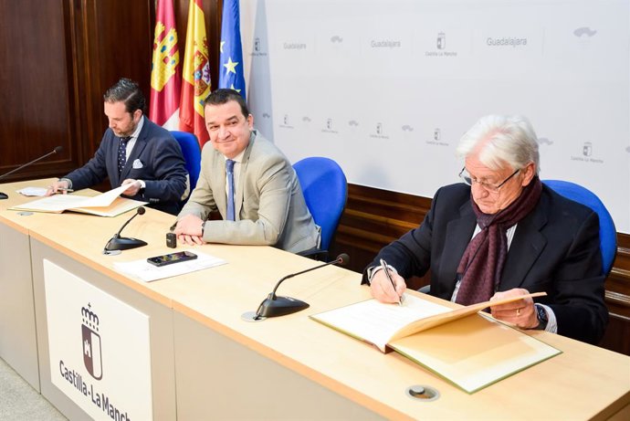 El consejero de Agricultura, Agua y Desarrollo Rural en Castilla-La Mancha, Francisco Martínez Arroyo en la firma del convenio de cajeros con Recamder