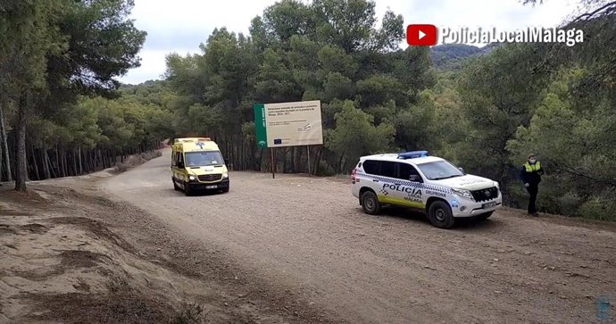 Policías locales rescatan a un ciclista herido tras una caída en los Montes de Málaga
