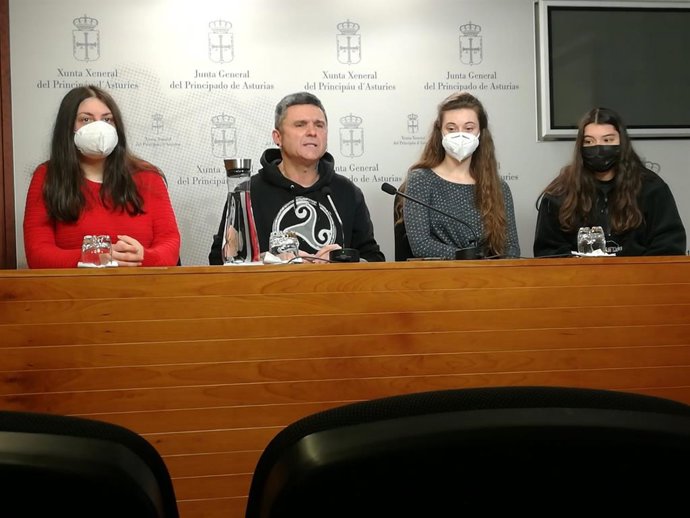 Rueda de prensa del portavoz de Podemos en la Junta General, Rafael Palacios, con jugadoras del CD Covadonga de fútbol femenino