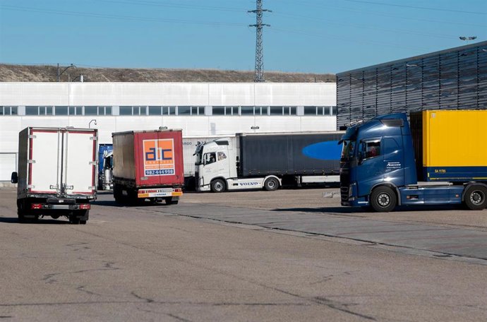 Archivo - Varios camiones aparcados frente a un polígono, a 12 de noviembre de 2021, en Madrid