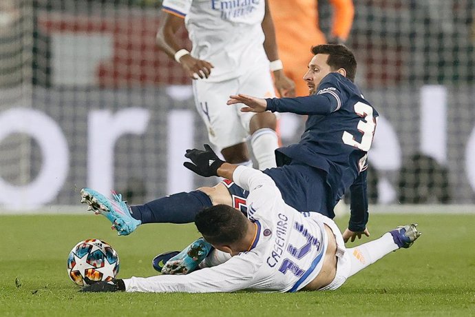 15 February 2022, France, Paris: Real's Casemiro (L) and Paris Saint-Germain's Lionel Messi battle for the ball during the UEFA Champions League round of 16 first leg soccer match between Paris Saint-Germain and Real Madrid at Parc des Princes stadium. 