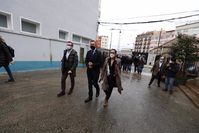 El delegado del Gobierno en Galicia, José Miñones (c), acompañado de la subdelegada en Pontevedra, Maica Larriba, se dirigen a Pesquerías Nores Marín, a 16 de febrero de 2022, en Marín, Pontevedra, Galicia (España). Ambos tienen previsto reunirse hoy con 