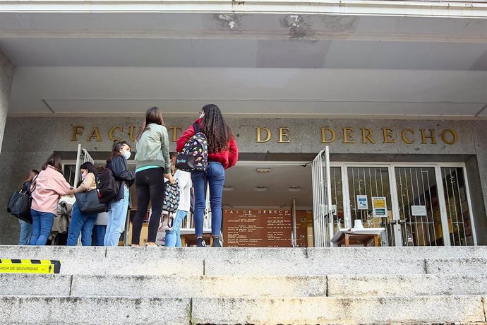 Archivo - Varios jóvenes charlan antes de entrar a clase en la Facultad de Derecho de la Universidad Complutense en el Campus Universitario de Moncloa en Ciudad Universitaria, en Madrid (España) a 5 de octubre de 2020. Hoy es el primer día laborable des