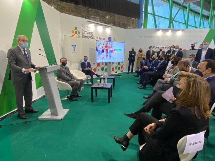 La Junta y Telefónica lanzan una iniciativa para fomentar el emprendimiento universitario de base tecnológica. En la imagen, el consejero de Economía, Rogelio Velasco, informa en Transfiere a los rectores de las universidades andaluzas