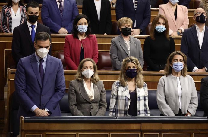 (I-D) El presidente del Gobierno, Pedro Sánchez; la ministra de Economía Nadia Calviño; la ministra de Trabajo, Yolanda Díaz; y  la vicepresidenta tercera y ministra para la Transición Ecológica y el Reto Demográfico, Teresa Ribera, en un minuto de sile