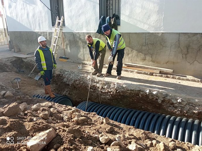 Archivo - Trabajadores durante una obra de Emproacsa.