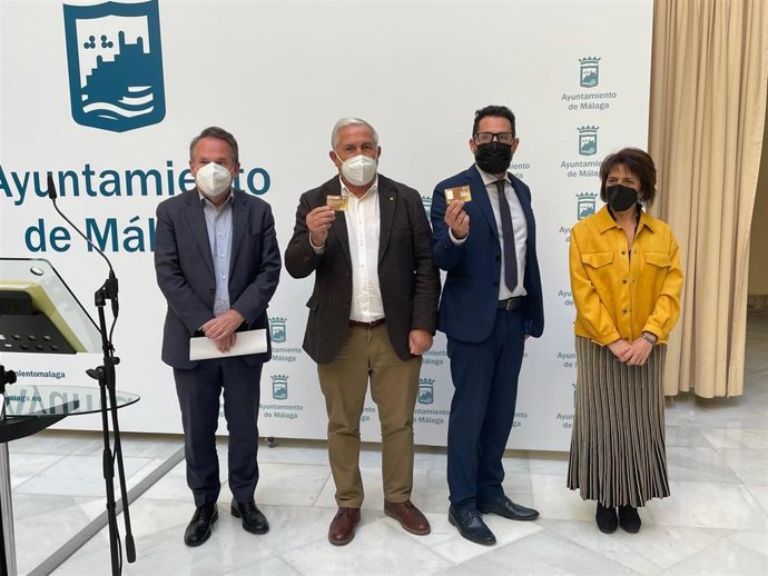 Los concejales de Movilidad y de Derechos Sociales, José del Río y Francisco Pomares, respectivamente, en rueda de prensa para informar sobre beneficios de la tarjeta de transporte para jubilados