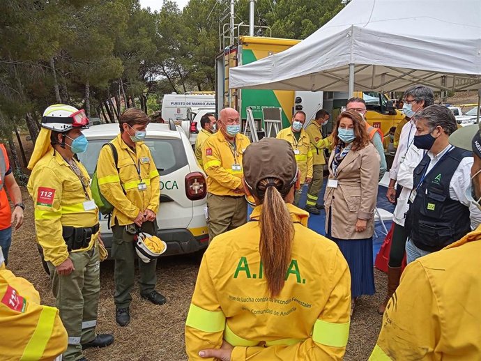 Archivo - La consejera de Agricultura, Carmen Crespo, junto con equipos del Infoca. 