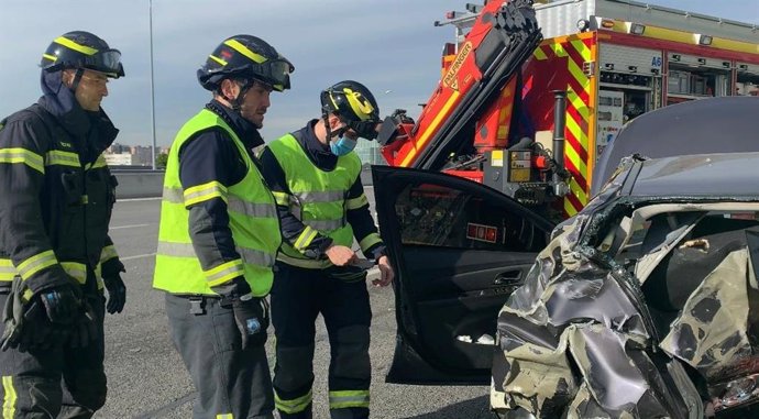 Varias chicas agreden a otra de 13 años al salir de un instituto de Usera y publican las imágenes en las redes