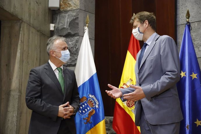 El presidente de Canarias, Ángel Víctor Torres, y el embajador británico en España, Hugh Elliot, conversan antes de una reunión