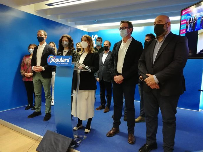 La presidenta del PP balear, Marga Prohens, acompañada por el comité directivo.