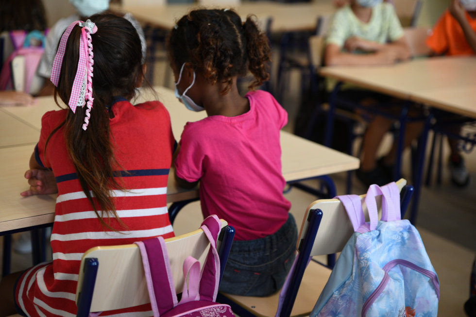 Dos niñas sentadas en un aula de un colegio de Valncia
