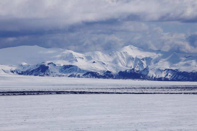 Una reciente desaceleración en el derretimiento de los glaciares de Islandia probablemente se deba a un parche de agua inusualmente fría en el Océano Atlántico Norte, según un nuevo estudio.