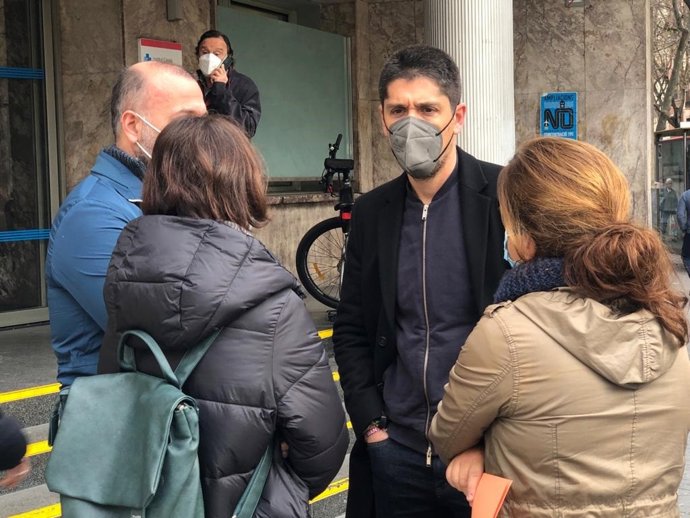 El portavoz de los comuns en el Parlament, David Cid, en una visita al CAP Manso de Barcelona el 16 de febrero de 2022.