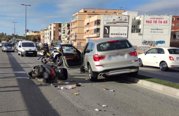 Herido un motorista de 82 años al chocar contra un vehículo en Alicante