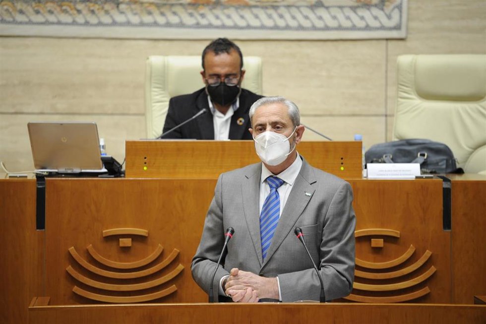 Archivo - Imagen de archivo del diputado del PP en la Asamblea de Extremadura Bibiano Serrano durante su intervención en un pleno