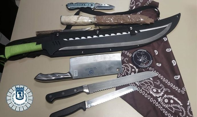 Detenido un chico de 19 años por golpear y amenazar su madre y hermanos y guardar siete armas blancas en casa