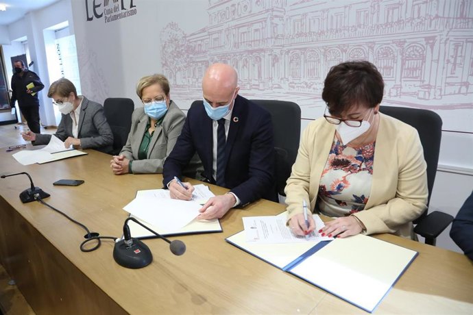 El alcalde de León, José Antonio Diez, y la alcaldesa de San Andrés del Rabanedo, firman un convenio para la cesión de una parcela.